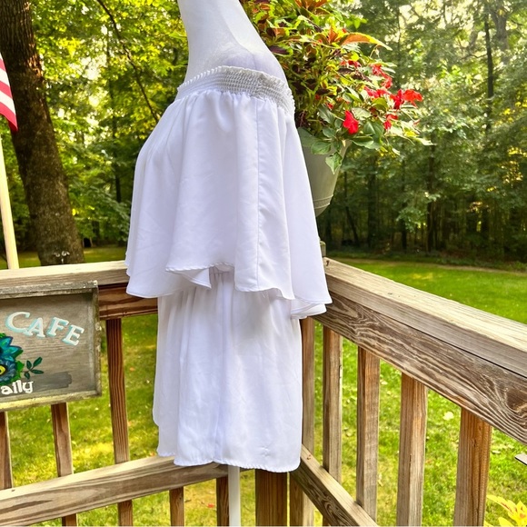 🥰 Show Me Your MuMu White Flutter Romper, Size Small, wear on off shoulder - Picture 8 of 9